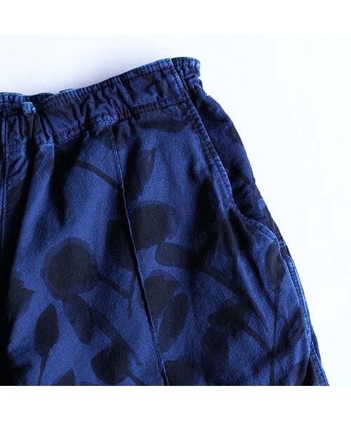 VOO（ヴォー）の「Dyed Flower Shorts・撥（パンツ・Indigo・1/2）」の4枚目の写真