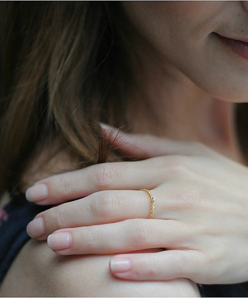 pinacoteca（ピナコテーカ）の「ピナコテーカ 323 ブレード 三つ編み 一粒ダイヤモンド リング 0.02ct（リング・レディース・ゴールド・マイナス5号から13号）」の2枚目の写真