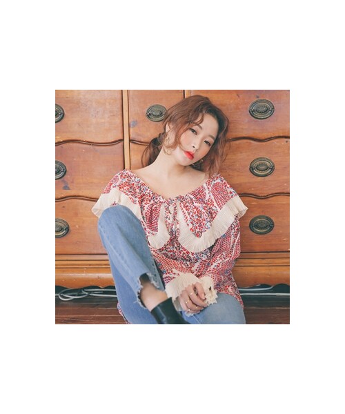 STYLENANDA（スタイルナンダ）の「FLOWER BERRYフリルブラウス（その他・レディース・ネイビー/レッド/シルバー/ゴールド/ブルージーンズ・フリーサイズ）」の2枚目の写真
