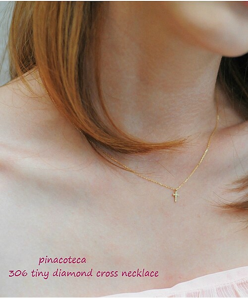 pinacoteca(ピナコテーカ)の「ピナコテーカ 306 タイニー ダイヤモンド クロス ネックレス(ネックレス・レディース・ゴールド・40cm)」の3枚目の写真