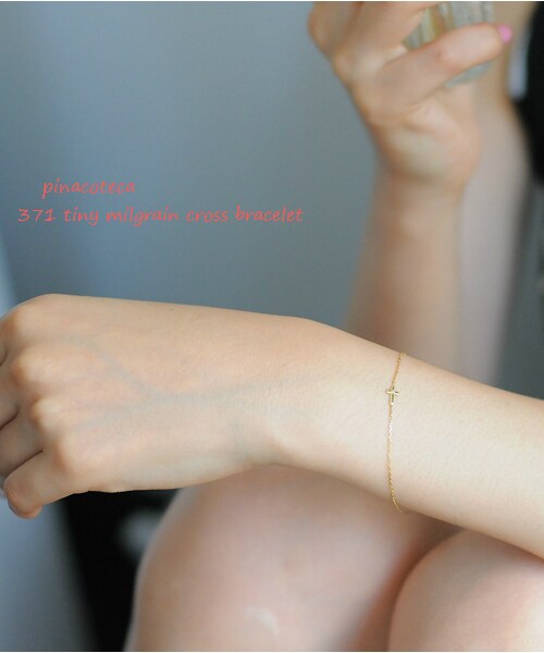 pinacoteca（ピナコテーカ）の「ピナコテーカ 371 タイニー ミルグレイン ミル打ち クロス ブレスレット（ブレスレット・レディース・ゴールド・16.5cm）」の3枚目の写真