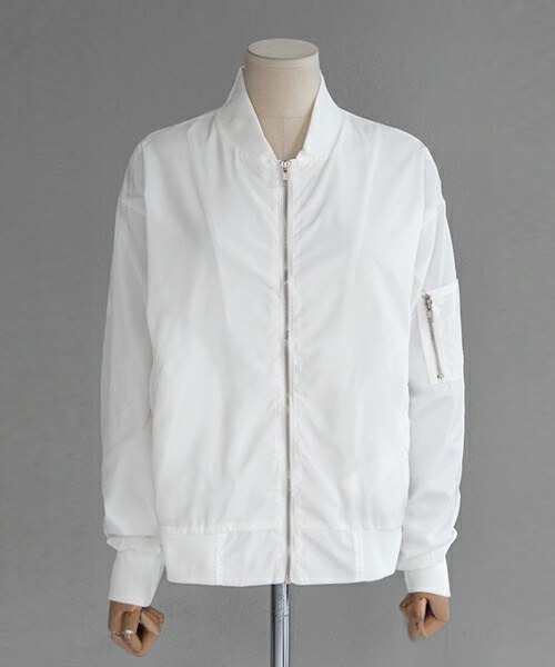 DHOLIC（ディーホリック）の「3COLORSサイドポケットMA-1ジャケット（ブルゾン・レディース・カーキ/ブラック/ホワイト・FREE）」の2枚目の写真