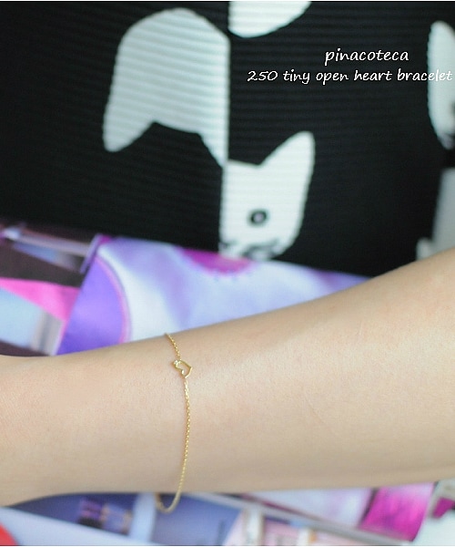 pinacoteca（ピナコテーカ）の「ピナコテーカ 250 タイニー オープン ハート ブレスレット（ブレスレット・レディース・ゴールド・16.5cm）」の2枚目の写真