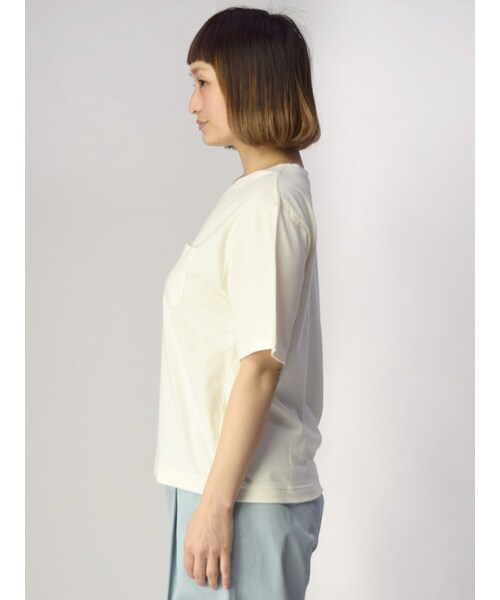 w closet(ダブルクローゼット)の「Vネックポケ付きTシャツ(トップス・レディース・オフホワイト/Sイエロー/カーキ/ブラック・FREE)」の6枚目の写真