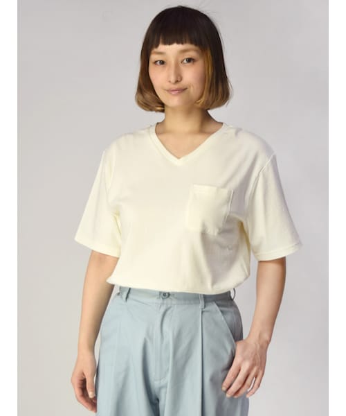 w closet(ダブルクローゼット)の「Vネックポケ付きTシャツ(トップス・レディース・オフホワイト/Sイエロー/カーキ/ブラック・FREE)」の5枚目の写真