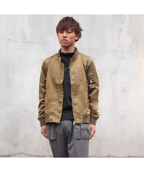 Cuirs（キュイー）の「光沢MA-1ジャケット（ミリタリージャケット・メンズ・ベージュ/カーキ/ネイビー・M/L）」の2枚目の写真