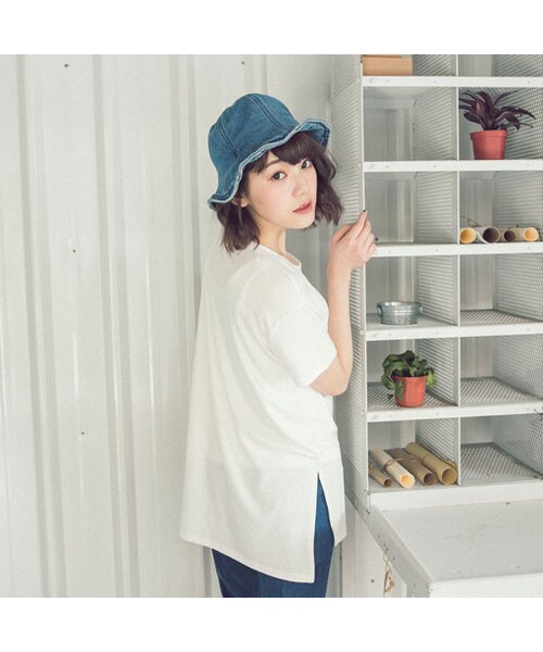 QUEEN SHOP（クイーンショップ）の「質地鬆軟給肌膚完美的呵護素面基本款讓妳穿搭不易出錯~前短後長×側開衩設計打造低調卻又迷人的內斂氣質搭配長褲or短褲 都可以很有型啦！（トップス・レディース・灰/白・F）」の3枚目の写真