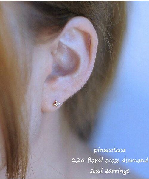 pinacoteca（ピナコテーカ）の「ピナコテーカ 226 フローラル クロス ダイヤモンド スタッド ピアス（ピアス（両耳用）・レディース・ゴールド・Free）」の2枚目の写真