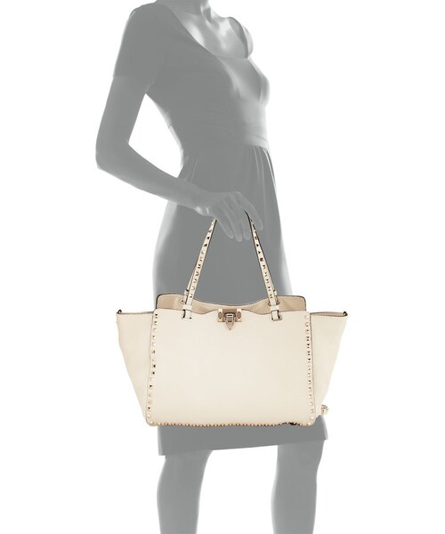 VALENTINO（ヴァレンティノ）の「Valentino Rockstud Medium Grain Leather Tote Bag, Ivory（トートバッグ・レディース・White・One Size）」の3枚目の写真