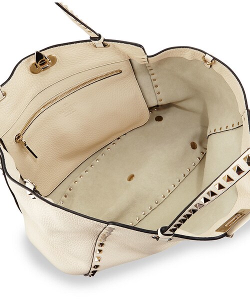 VALENTINO（ヴァレンティノ）の「Valentino Rockstud Medium Grain Leather Tote Bag, Ivory（トートバッグ・レディース・White・One Size）」の2枚目の写真