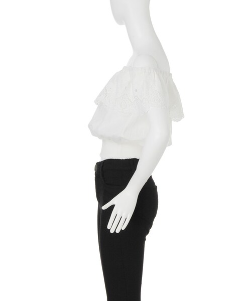 MURUA（ムルーア）の「【FEMININE】コットンレースオフショルトップス（トップス・レディース・ホワイト/ブラック・1/2）」の4枚目の写真