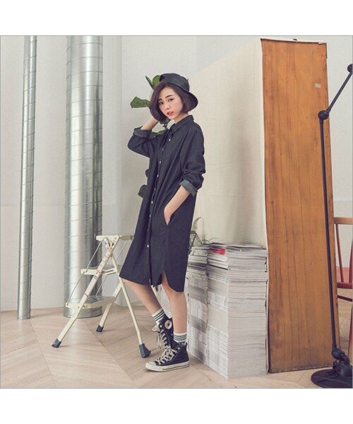 QUEEN SHOP（クイーンショップ）の「黑色系牛仔 帥氣女孩再登場~大口袋設計加上車線裝飾隱約點綴得宜的低調悠然~內搭T恤+短褲 展現街頭率性風選擇單穿搭配短襪+布鞋 打造滿分休閒Look！（トップス・レディース・F・F）」の4枚目の写真