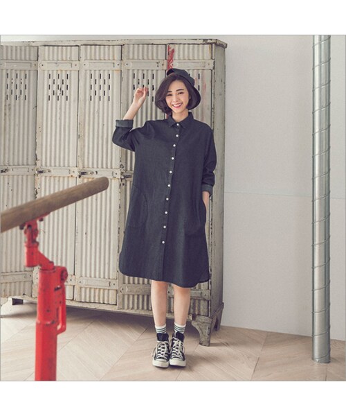 QUEEN SHOP（クイーンショップ）の「黑色系牛仔 帥氣女孩再登場~大口袋設計加上車線裝飾隱約點綴得宜的低調悠然~內搭T恤+短褲 展現街頭率性風選擇單穿搭配短襪+布鞋 打造滿分休閒Look！（トップス・レディース・F・F）」の5枚目の写真