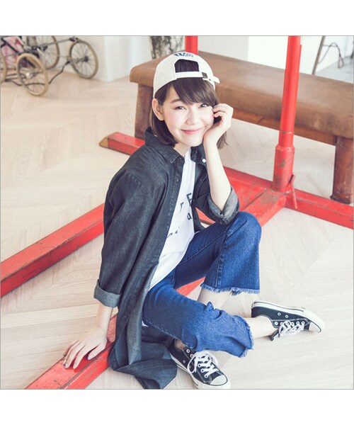 QUEEN SHOP（クイーンショップ）の「黑色系牛仔 帥氣女孩再登場~大口袋設計加上車線裝飾隱約點綴得宜的低調悠然~內搭T恤+短褲 展現街頭率性風選擇單穿搭配短襪+布鞋 打造滿分休閒Look！（トップス・レディース・F・F）」の3枚目の写真