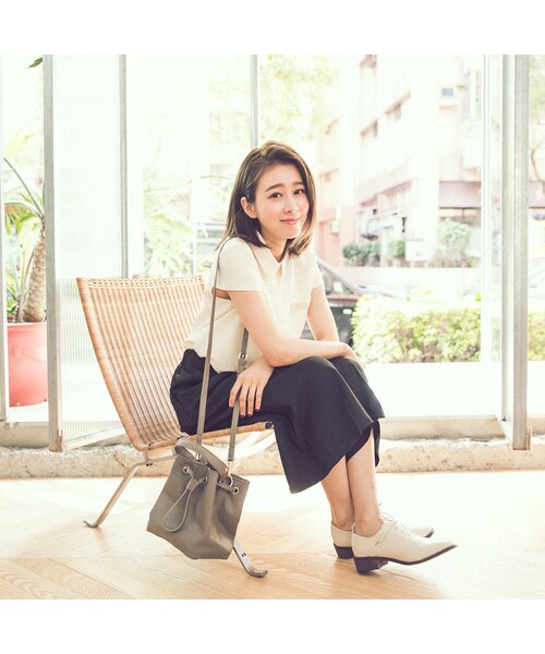 QUEEN SHOP（クイーンショップ）の「精緻的釦環設計大大提升包包質感輕巧造型 攜帶出門更便利~手提+肩背Two Ways隨心情穿搭不用擔心會鬆垮垮的硬挺合成皮革貼心的手機袋及拉鍊袋設計增加東西收納的機能性唷！（バッグ・レディース・黑/灰・F）」の4枚目の写真