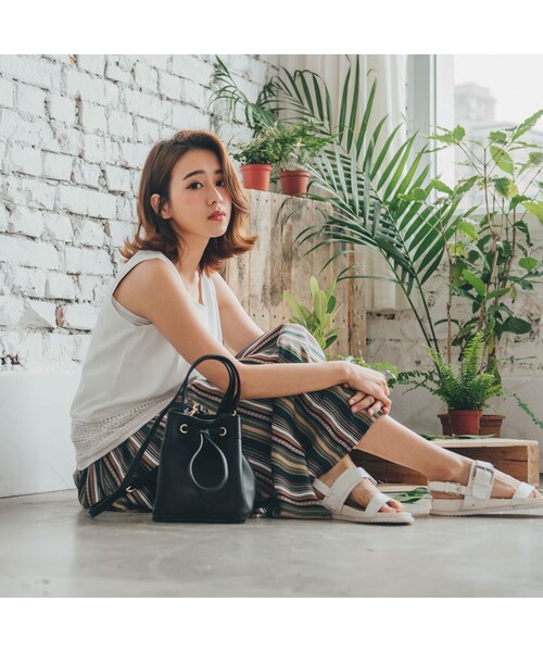 QUEEN SHOP（クイーンショップ）の「精緻的釦環設計大大提升包包質感輕巧造型 攜帶出門更便利~手提+肩背Two Ways隨心情穿搭不用擔心會鬆垮垮的硬挺合成皮革貼心的手機袋及拉鍊袋設計增加東西收納的機能性唷！（バッグ・レディース・黑/灰・F）」の3枚目の写真