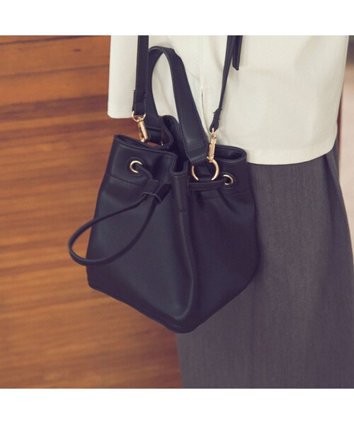 QUEEN SHOP（クイーンショップ）の「精緻的釦環設計大大提升包包質感輕巧造型 攜帶出門更便利~手提+肩背Two Ways隨心情穿搭不用擔心會鬆垮垮的硬挺合成皮革貼心的手機袋及拉鍊袋設計增加東西收納的機能性唷！（バッグ・レディース・黑/灰・F）」の6枚目の写真