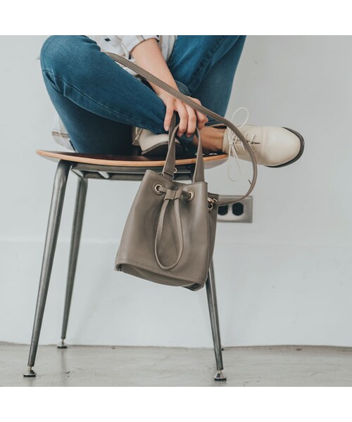 QUEEN SHOP（クイーンショップ）の「精緻的釦環設計大大提升包包質感輕巧造型 攜帶出門更便利~手提+肩背Two Ways隨心情穿搭不用擔心會鬆垮垮的硬挺合成皮革貼心的手機袋及拉鍊袋設計增加東西收納的機能性唷！（バッグ・レディース・黑/灰・F）」の5枚目の写真