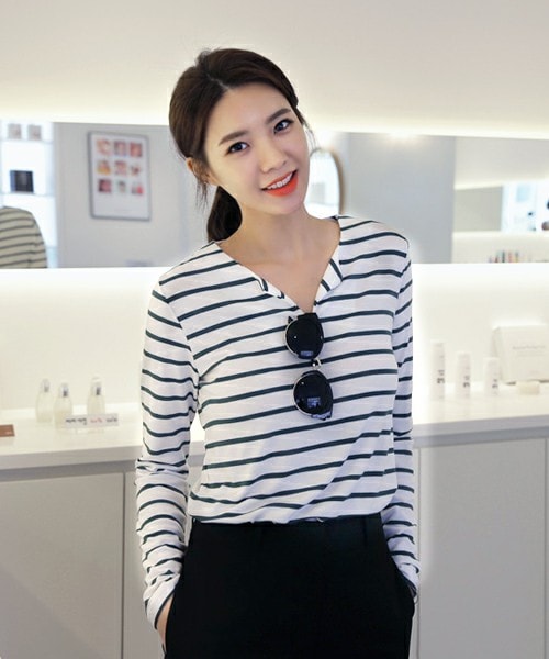 DHOLIC（ディーホリック）の「スリットネックボーダーTシャツ（Tシャツ/カットソー・レディース・ブラックグレー/マスタード/グリーン・FREE）」の2枚目の写真