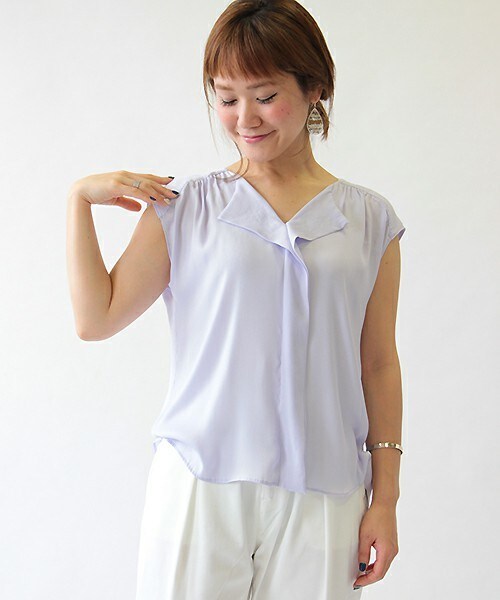 fredy emue（フレディエミュ）の「クレールサテンフリルショートスリーブブラウス（シャツ/ブラウス・レディース・アイボリー/キャメル/ラベンダー・36/38）」の2枚目の写真