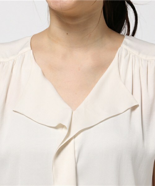 fredy emue（フレディエミュ）の「クレールサテンフリルショートスリーブブラウス（シャツ/ブラウス・レディース・アイボリー/キャメル/ラベンダー・36/38）」の7枚目の写真