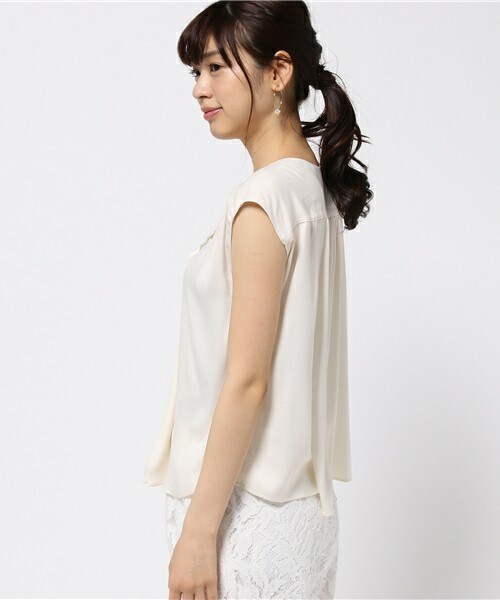 fredy emue（フレディエミュ）の「クレールサテンフリルショートスリーブブラウス（シャツ/ブラウス・レディース・アイボリー/キャメル/ラベンダー・36/38）」の5枚目の写真