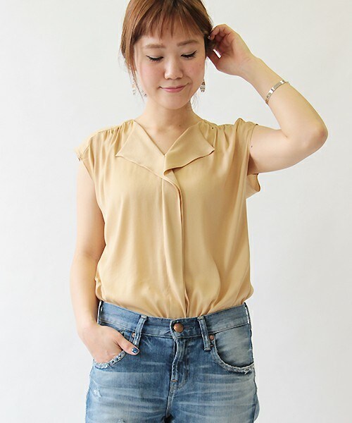 fredy emue（フレディエミュ）の「クレールサテンフリルショートスリーブブラウス（シャツ/ブラウス・レディース・アイボリー/キャメル/ラベンダー・36/38）」の3枚目の写真