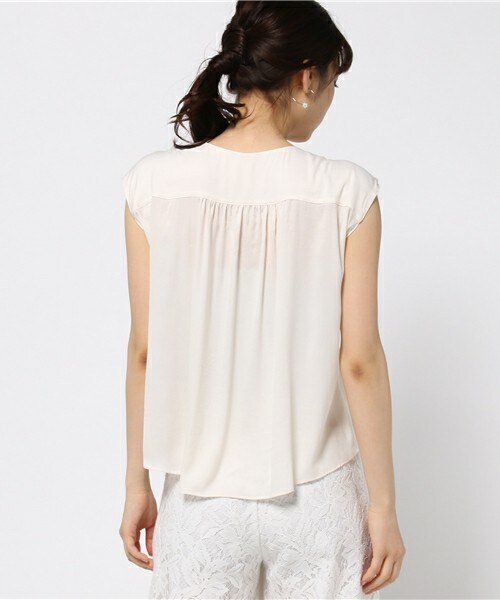 fredy emue（フレディエミュ）の「クレールサテンフリルショートスリーブブラウス（シャツ/ブラウス・レディース・アイボリー/キャメル/ラベンダー・36/38）」の6枚目の写真