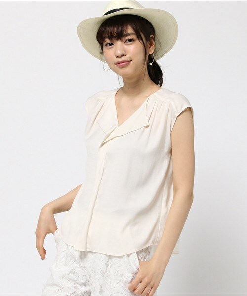 fredy emue（フレディエミュ）の「クレールサテンフリルショートスリーブブラウス（シャツ/ブラウス・レディース・アイボリー/キャメル/ラベンダー・36/38）」の14枚目の写真