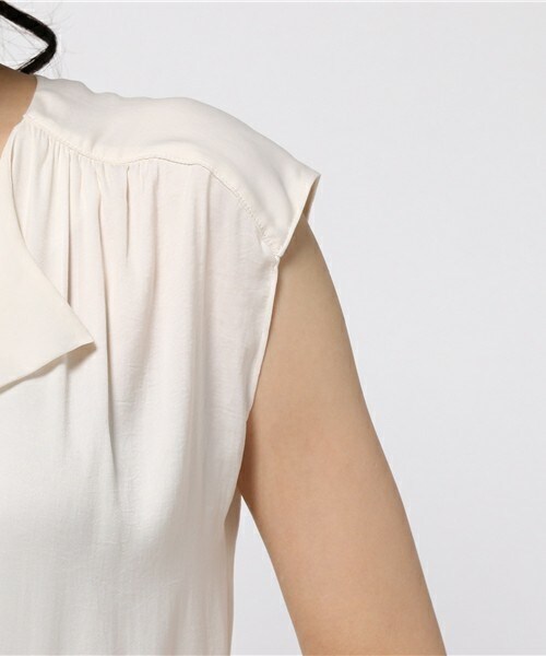 fredy emue（フレディエミュ）の「クレールサテンフリルショートスリーブブラウス（シャツ/ブラウス・レディース・アイボリー/キャメル/ラベンダー・36/38）」の8枚目の写真