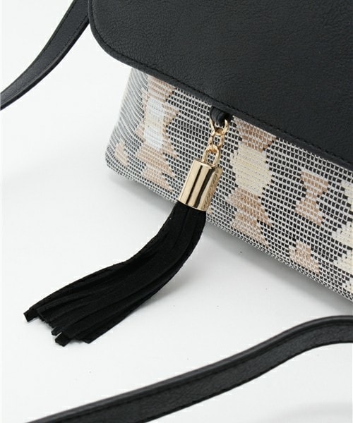 fredy emue（フレディエミュ）の「フォークロア柄タッセル付きポシェット（ショルダーバッグ・レディース・ブラック系その他/ベージュ系その他/ブルー系その他・FREE）」の6枚目の写真