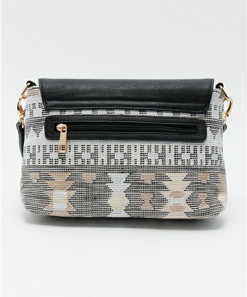 fredy emue（フレディエミュ）の「フォークロア柄タッセル付きポシェット（ショルダーバッグ・レディース・ブラック系その他/ベージュ系その他/ブルー系その他・FREE）」の5枚目の写真