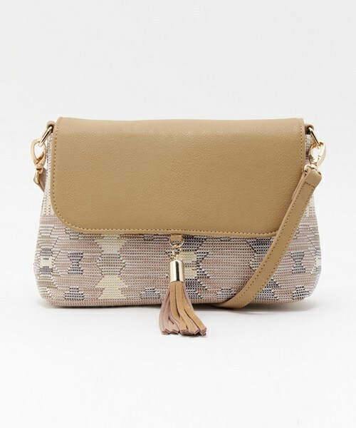 fredy emue（フレディエミュ）の「フォークロア柄タッセル付きポシェット（ショルダーバッグ・レディース・ブラック系その他/ベージュ系その他/ブルー系その他・FREE）」の3枚目の写真