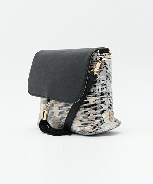 fredy emue（フレディエミュ）の「フォークロア柄タッセル付きポシェット（ショルダーバッグ・レディース・ブラック系その他/ベージュ系その他/ブルー系その他・FREE）」の4枚目の写真