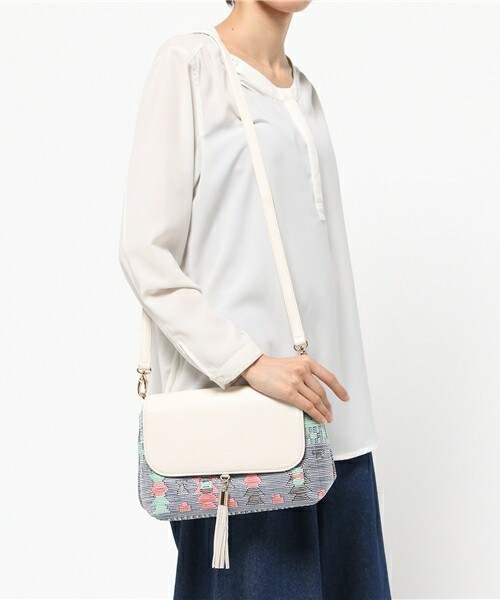 fredy emue（フレディエミュ）の「フォークロア柄タッセル付きポシェット（ショルダーバッグ・レディース・ブラック系その他/ベージュ系その他/ブルー系その他・FREE）」の11枚目の写真