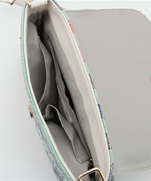 fredy emue（フレディエミュ）の「フォークロア柄タッセル付きポシェット（ショルダーバッグ・レディース・ブラック系その他/ベージュ系その他/ブルー系その他・FREE）」の10枚目の写真