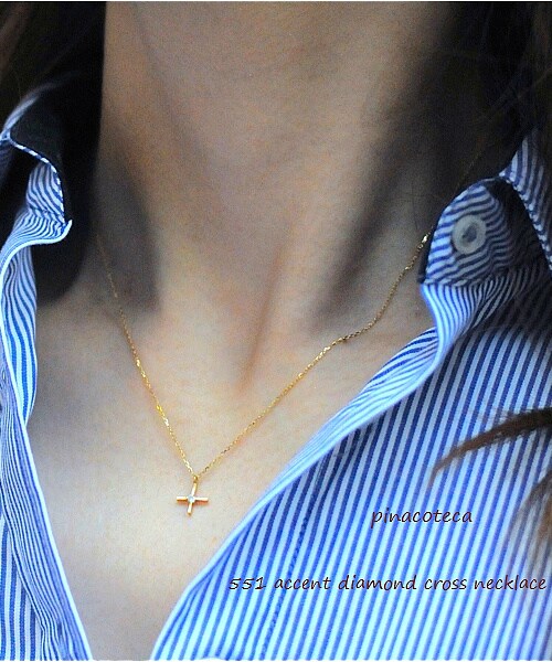 pinacoteca（ピナコテーカ）の「ピナコテーカ 551 アクセント ダイヤモンド クロス ネックレス（ネックレス・レディース・ゴールド・Free）」の2枚目の写真