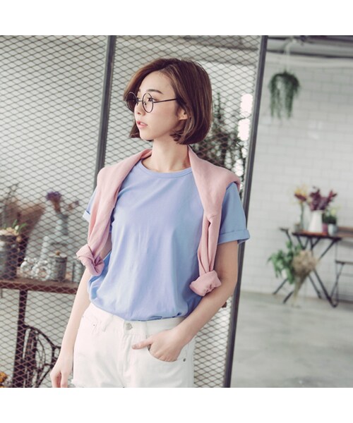 QUEEN SHOP（クイーンショップ）の「極致舒適 觸感柔順棉料以反摺袖為衣著增添設計感素面基本款 多色選擇 多元搭配~與格子襯衫 or 牛仔外套一同穿搭展現清新女孩的無敵魅力吧！（トップス・レディース・黑/灰/白/藍/綠/紫/西瓜紅・F）」の6枚目の写真