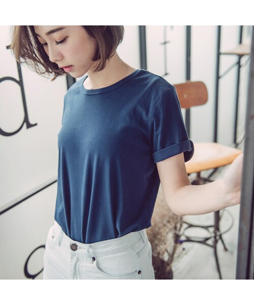 QUEEN SHOP（クイーンショップ）の「極致舒適 觸感柔順棉料以反摺袖為衣著增添設計感素面基本款 多色選擇 多元搭配~與格子襯衫 or 牛仔外套一同穿搭展現清新女孩的無敵魅力吧！（トップス・レディース・黑/灰/白/藍/綠/紫/西瓜紅・F）」の9枚目の写真