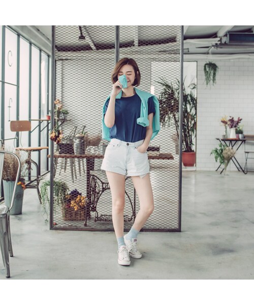 QUEEN SHOP（クイーンショップ）の「極致舒適 觸感柔順棉料以反摺袖為衣著增添設計感素面基本款 多色選擇 多元搭配~與格子襯衫 or 牛仔外套一同穿搭展現清新女孩的無敵魅力吧！（トップス・レディース・黑/灰/白/藍/綠/紫/西瓜紅・F）」の7枚目の写真