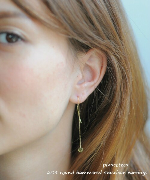 pinacoteca（ピナコテーカ）の「ピナコテーカ 609 ラウンド ハンマー アメリカン ピアス（ピアス（両耳用）・レディース・ゴールド・Free）」の2枚目の写真