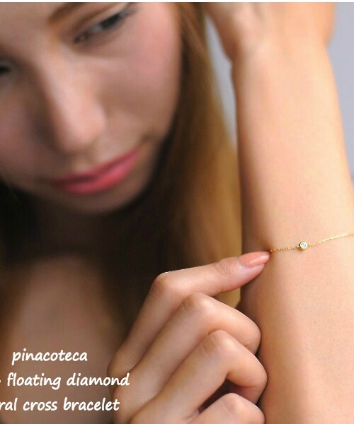 pinacoteca（ピナコテーカ）の「ピナコテーカ 643 フローティング 一粒ダイヤモンド フローラル クロス ブレスレット 0.05ct（ブレスレット・レディース・ゴールド・16.5cm）」の3枚目の写真