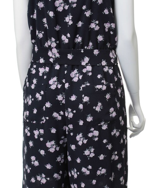 31 Sons de mode（トランテアン　ソン　ドゥ　モード）の「≪夏カタログ掲載ITEM≫小花柄ロンパース（オールインワン・サロペット・レディース・ネイビー/オフホワイト・36/38）」の10枚目の写真