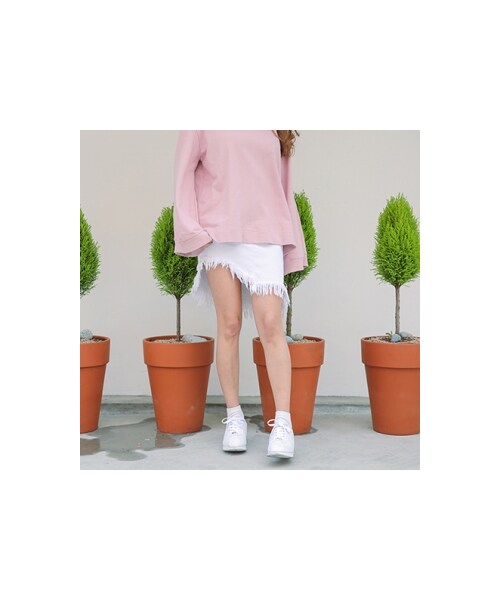 STYLENANDA（スタイルナンダ）の「アンバランス丈フリンジヘムスカート(ホワイト)（その他・レディース・ホワイト/アイボリー/ミント/ピンク）」の2枚目の写真