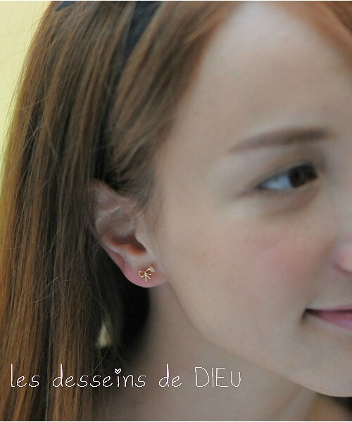 les desseins de DIEU（レデッサンドゥデュー）の「レ デッサン ドゥ デュー 841 リボン スタッド ピアス（ピアス（両耳用）・レディース・ゴールド・Free）」の2枚目の写真