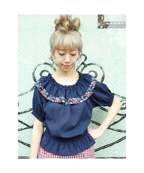 フィント＊いちご刺繍のブラウス F i.n.t（フィント）の「野イチゴ刺繍オフショルブラウス/F