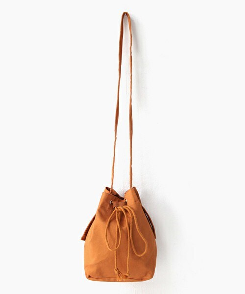 DHOLIC（ディーホリック）の「キャンバス巾着バッグ（ショルダーバッグ・レディース・ライトベージュ/キャメル/ネイビー・FREE）」の2枚目の写真