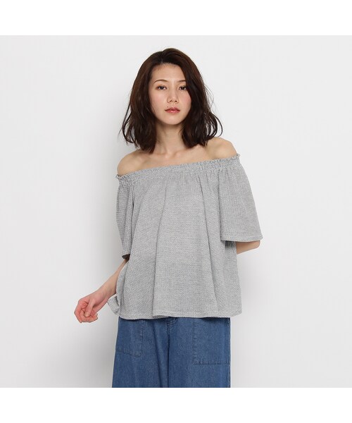 OZOC（オゾック）の「フレアオフショルダーカットソー（トップス・レディース・グレー/オフホワイト/ダークオレンジ/ネイビー・その他）」の6枚目の写真