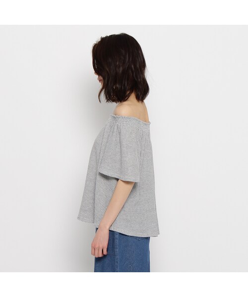 OZOC（オゾック）の「フレアオフショルダーカットソー（トップス・レディース・グレー/オフホワイト/ダークオレンジ/ネイビー・その他）」の7枚目の写真