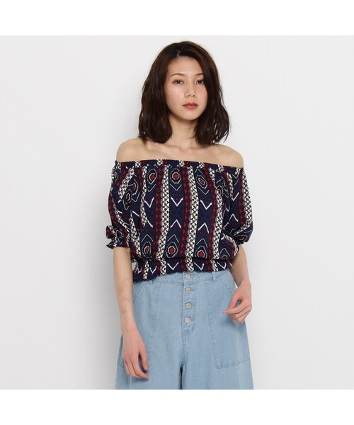 OZOC（オゾック）の「オルテガ柄オフショルダーブラウス（トップス・レディース・ネイビー/ライトベージュ/ワインレッド・その他）」の4枚目の写真